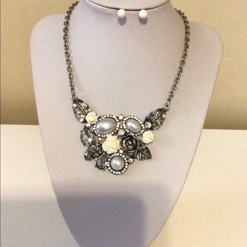 New. Delicate Pearls And Flowers Set.